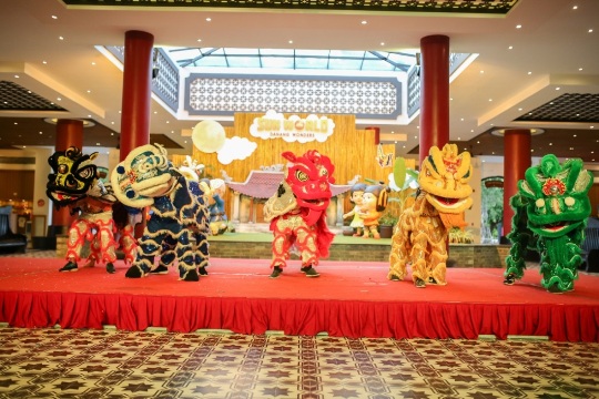 Tiếng trống hội, những chú lân sặc sỡ đủ màu lại đưa du khách phiêu du vào đêm hội rước đèn ở sân đình, cùng phá cỗ dưới ánh trăng. Không gian tết trung thu truyền thồng ấy còn được khuấy động bởi màn múa lân kết hợp dancer, trống hội KIDS kiểu Nhật và biểu diễn ảo thuật kỳ thú.