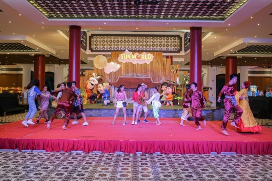 Đặc biệt, vào ba tối cuối tuần, đến Sun World Danang Wonders là đến với bữa tiệc trung thu vui nhộn được khắc họa bằng chương trình Tạp kỹ ca kịch múa trung thu với nhiều tiết mục độc đáo: các điệu múa sôi động tái hiện văn hóa nhiều quốc gia, nhảy Mascot, biểu diễn kịch chú Cuội, Chị Hằng… Cùng vui say trong những điệu múa, du khách trở thành một nghệ sỹ trên sân khấu trung thu.