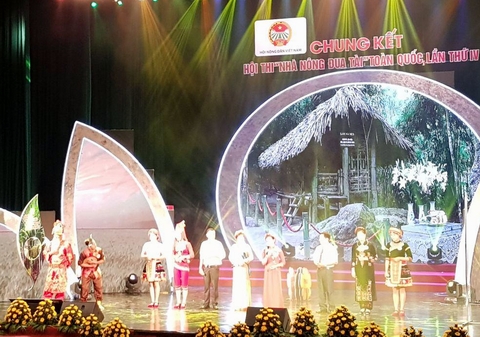 Phần thì Lời chào nông dân của đội thi đến từ tỉnh Tuyên Quang