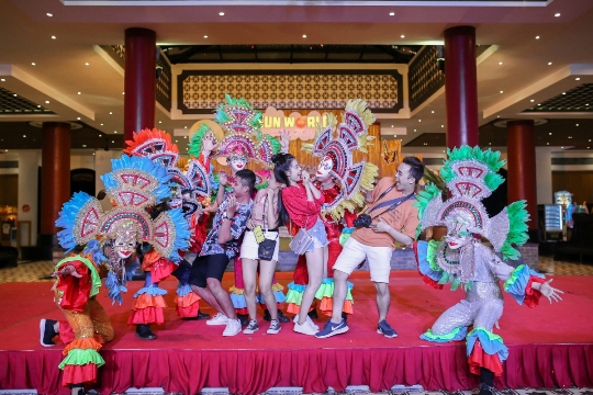 Chú hề mũi đỏ, những nhân vật cổ tích, một thế giới trong tưởng tượng cùng vô vàn điều thú vị nữa đang chờ đón. Đừng để mùa trăng kết thúc khi bạn chưa thể ghé Sun World Danang Wonders.