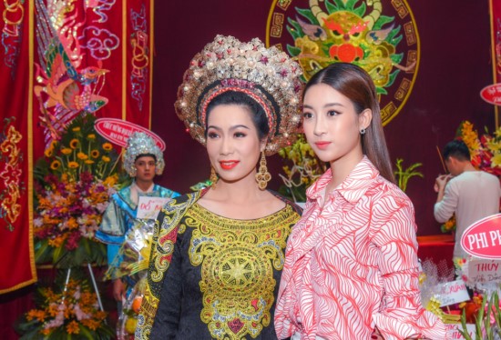 Hoa hậu Đỗ Mỹ Linh hội ngộ Á hậu Trịnh Kim Chi ngày Giỗ Tổ sân khấu