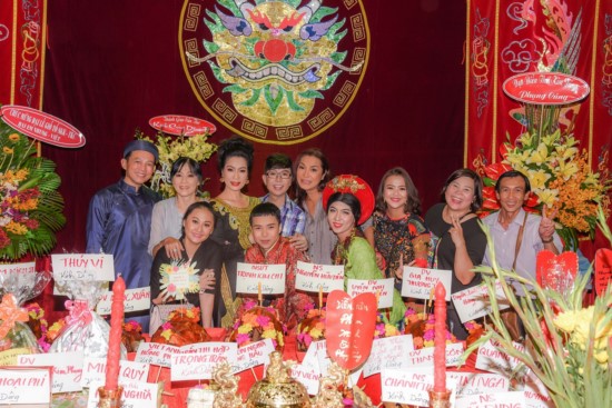 Đến tham dự Lễ Giỗ Tổ tại sân khấu Trịnh Kim Chi có rất nhiều nghệ sĩ, ca sĩ, đặc biệt là sự có mặt của NSND Trần Ngọc Giàu, Chủ tịch Hội sân khấu TP Hồ Chí Minh. 