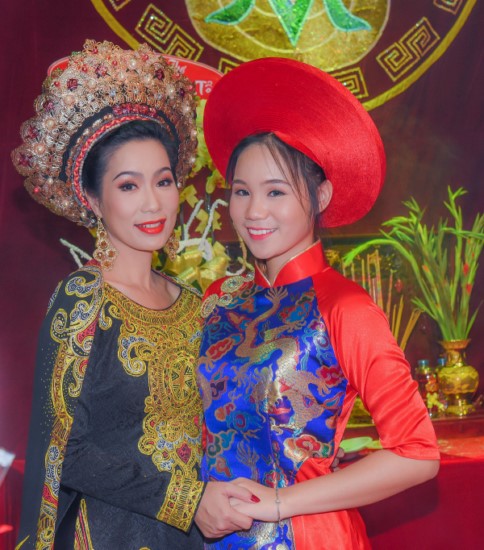 Chị chọn cho mình chiếc áo dài vô cùng trang trọng, thành tâm hướng về Tổ nghiệp. chị chọn cho mình chiếc áo dài vô cùng trang trọng, thành tâm hướng về Tổ nghiệp. 