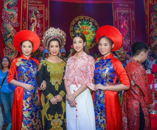 Từ sáng sớm, chị cùng đồng nghiệp và học trò của sân khấu chuẩn bị và sắp xếp đồ để dâng lên Tổ. Với chị đây là khoảnh khắc vô cùng thiêng liêng trong hoạt động nghệ thuật của mình.
