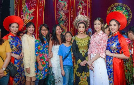 Hoa hậu Mỹ Linh chọn cho mình hình ảnh giản dị và thành tâm cầu mong nhiều phước lộc cho những sự kiện sắp tới.