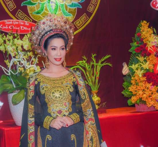Trịnh Kim Chi không chỉ là đàn chị trong lịch sử Hoa hậu Việt Nam khi giành giải Á hậu Việt Nam 1994 mà chị cũng chính là người đồng hành trong vai trò giám khảo tìm ra Hoa hậu Việt Nam 2016 – Đỗ Mỹ Linh. 