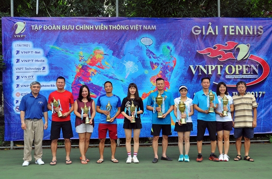 Các tay vợt đoạt giải ở nội dung đôi nam nữ