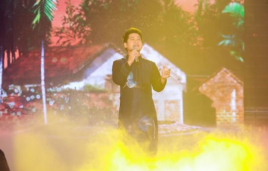 Nam ca sĩ Trọng Tấn với ca khúc “Tiếng đàn bầu” (photo: Hải Bá)