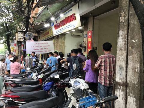 Với hương vị đậm chất truyền thống, người dân Hà Nội đã không quản xa xôi đến chờ đợi mua hàng