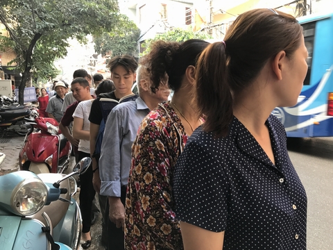 Cửa hàng luôn có hàng dài người chờ đợi đến lượt mua