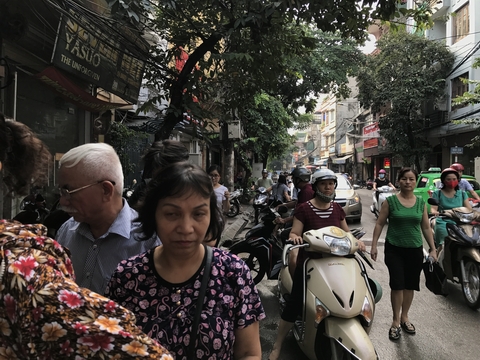 Trong đó có khá nhiều người già