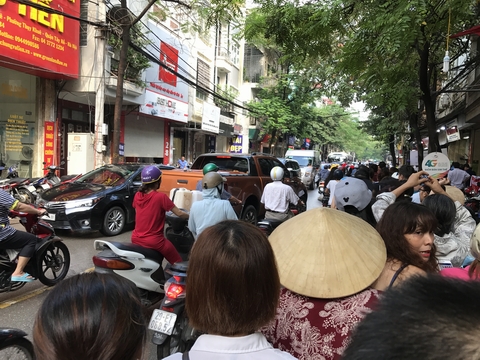 Do lượng người tham gia giao thông lớn nên đường Thụy Khuê luôn trong tình trạng chật kín 