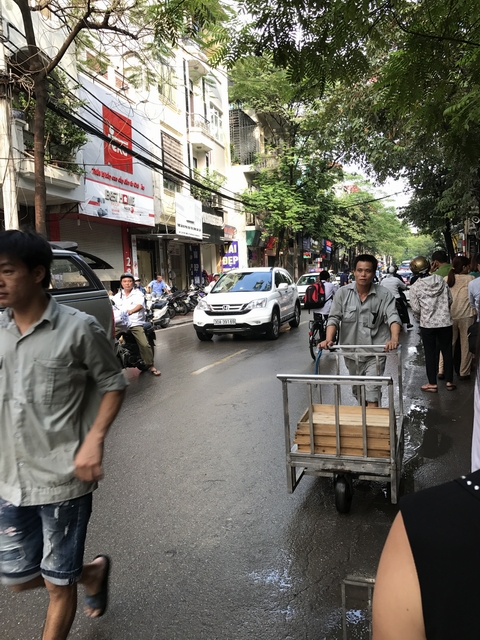 Bánh liên tục được vận chuyển từ kho đến cửa hàng