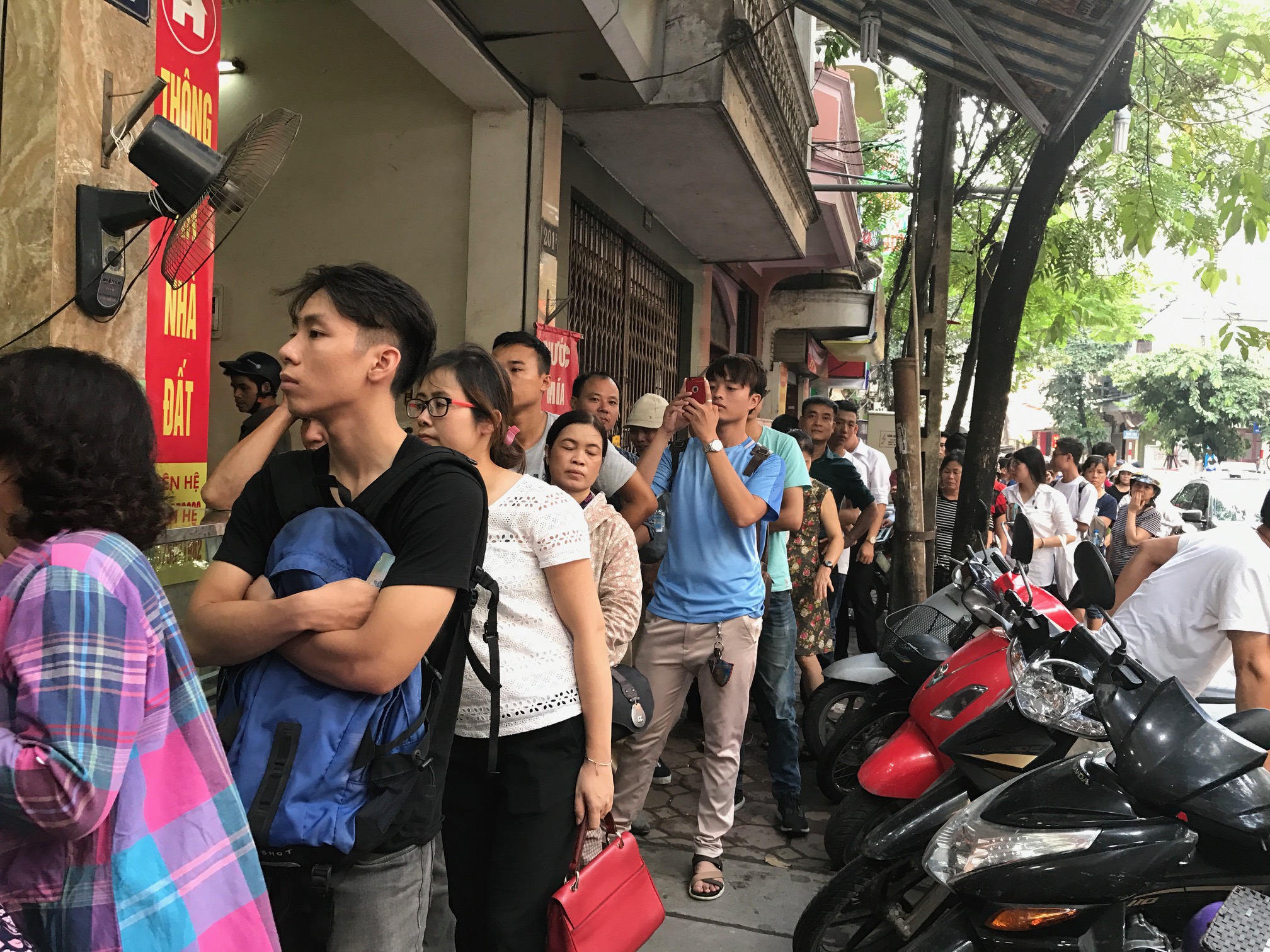Dòng người không ngừng đổ về mua bánh trung thu Bảo Phương
