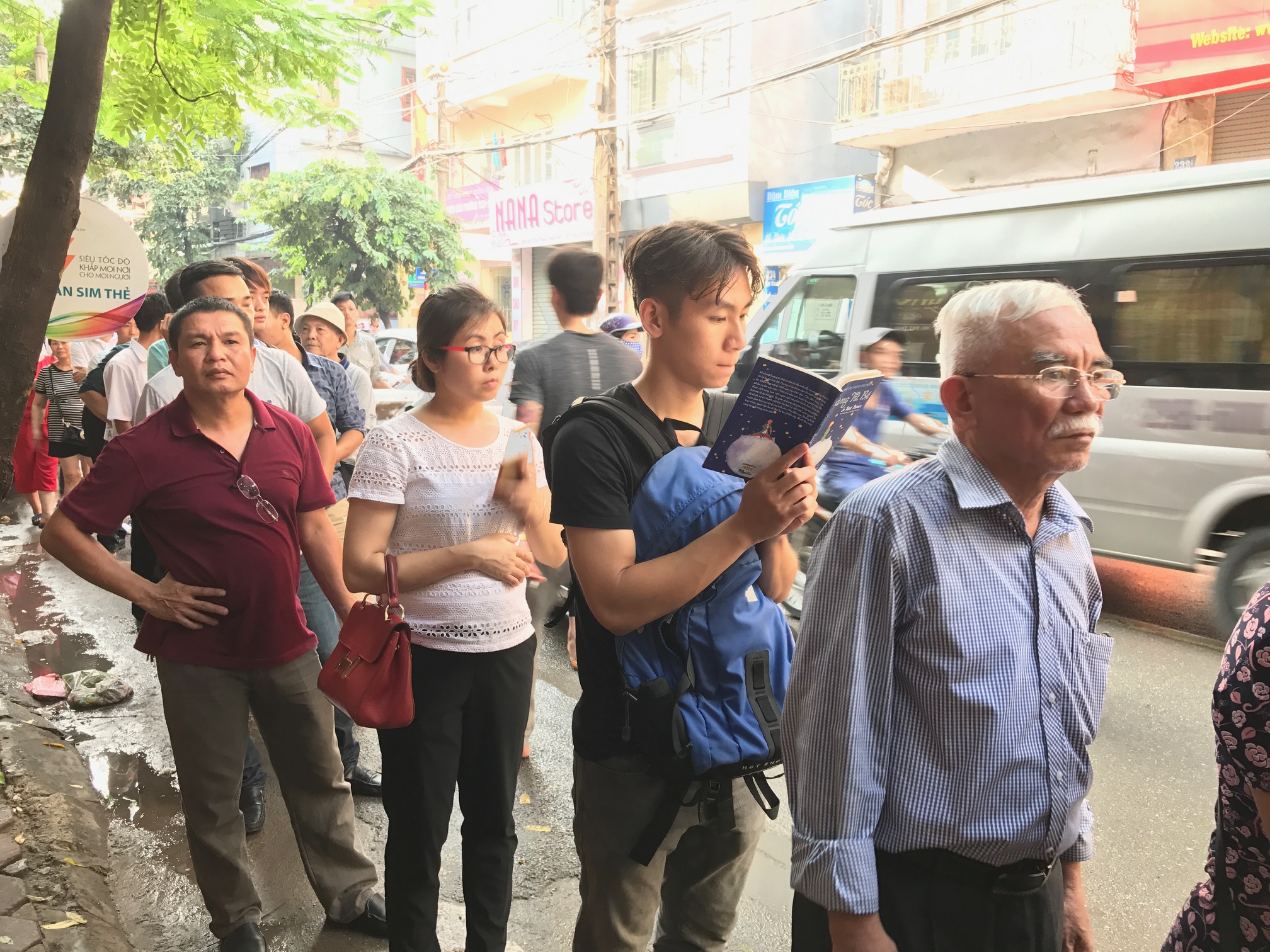 Vì chờ đợi quá lâu, khách hàng mang cả sách ra đọc