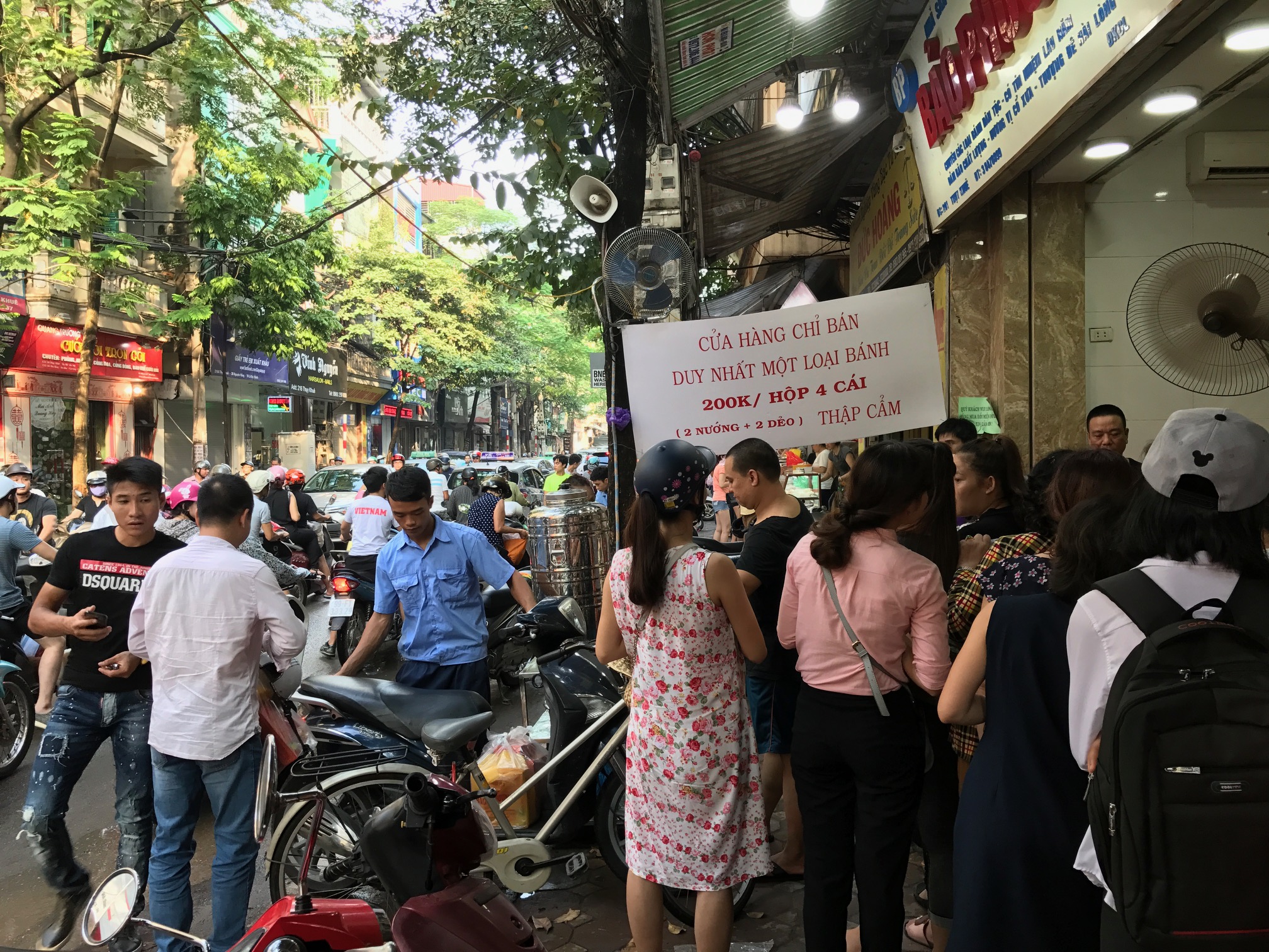 Xếp hàng dài mua bánh trung thu truyền thống, khách hàng bị giới hạn số lượng