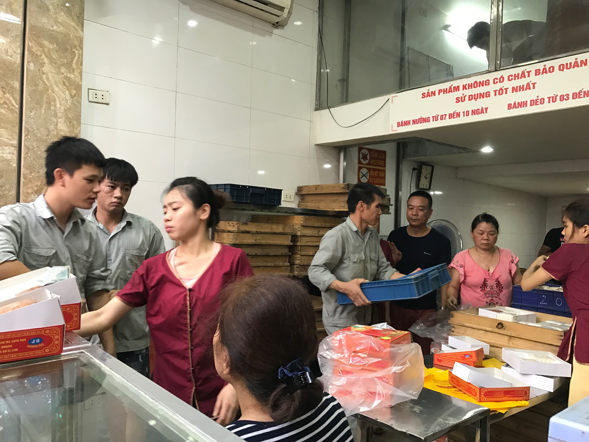 Những mẻ hàng mới được các nhân viên liên tục chuyển vào cửa hàng