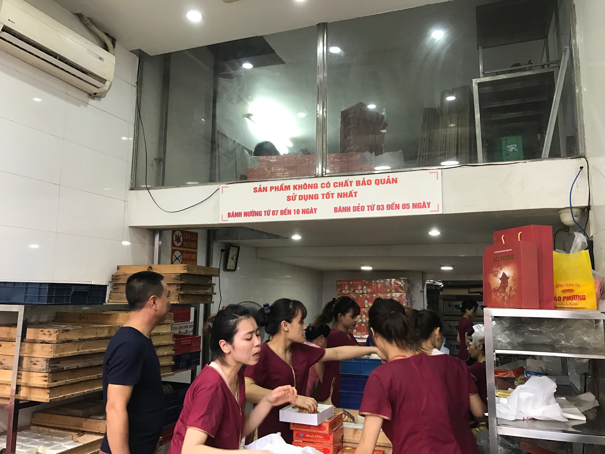 Không khí mua bán diễn ra tấp nập