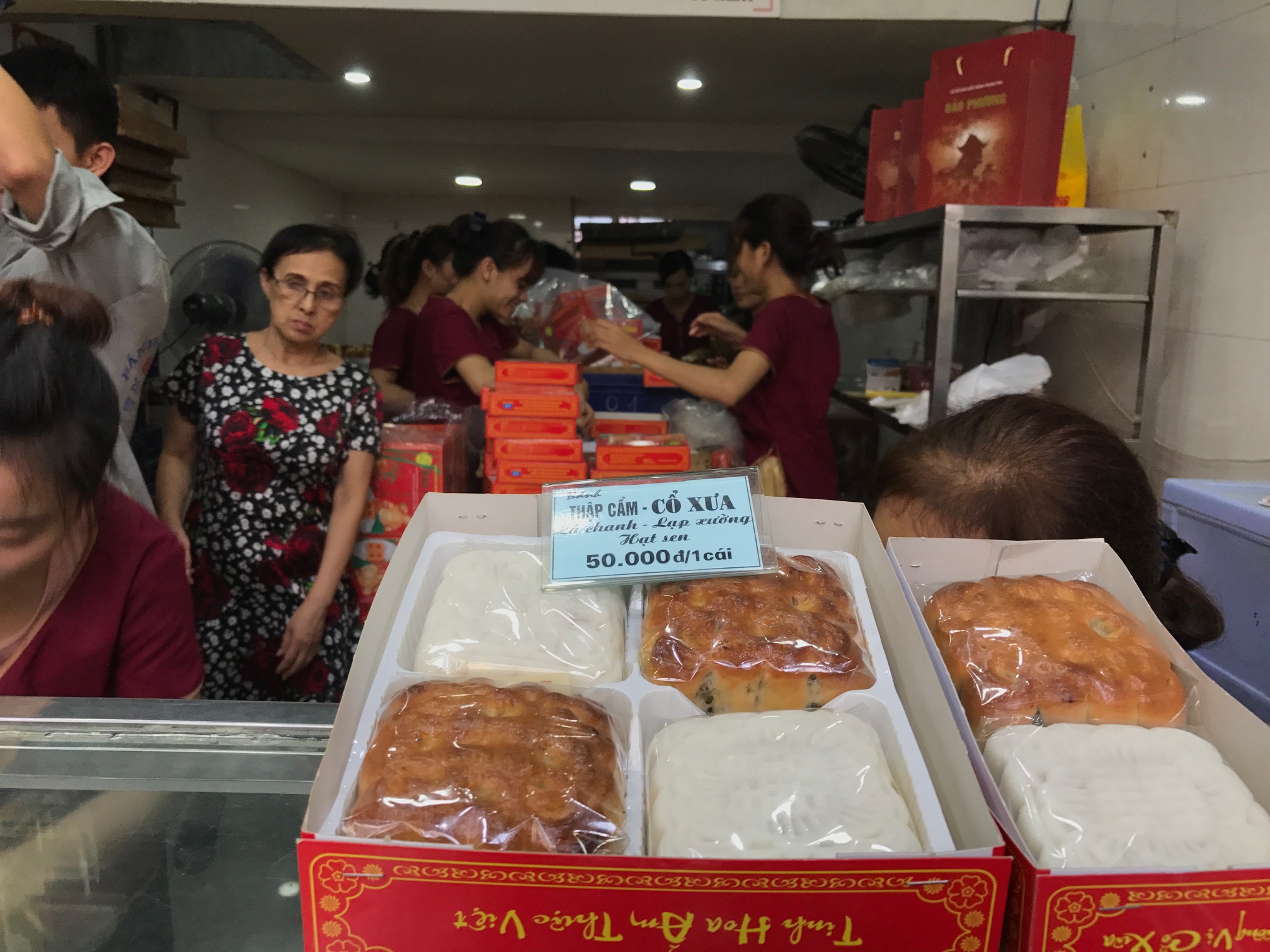 Mỗi chiếc bánh có giá 50.000 đồng