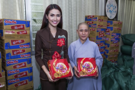 Xuất hiện trong chuyến đi thiện nguyện lần này, Mơ Phan giản dị với đồ lam và những phần quà trên tay.