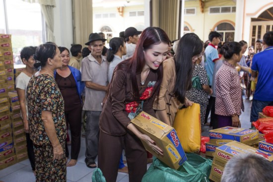 Tại đây, Phan Thị Mơ cùng ê-kip đã gửi tặng 500 suất quà gồm: mì tôm, gạo, bánh trung thu và tiền mặt tới cho các hộ gia đình khó khăn.