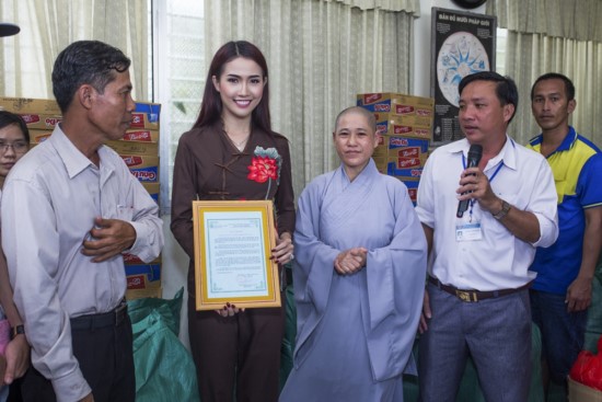 Phan Thị Mơ trao 500 suất quà cho người nghèo nhân mùa Trung Thu