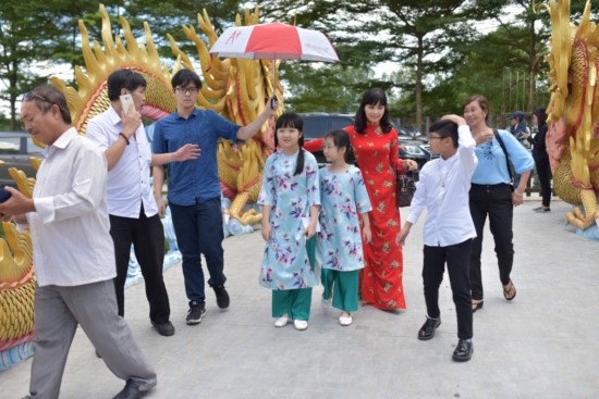Nữ ca sĩ Trang Nhung đã dẫn hai cô công chúa của mình là Bích Ngọc và Phương Trang cùng Quán quân Vietnam’s Got Talent 2015 – Đức Vĩnh đi giỗ Tổ nghề.