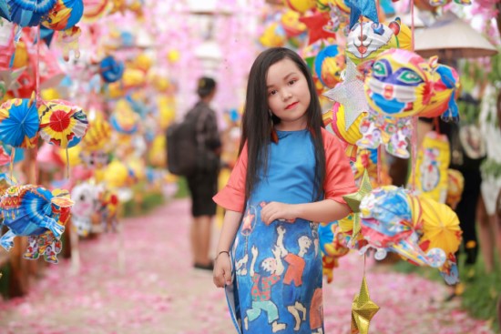 Bé Phương Vy khá chuyên nghiệp trong những shoot hình.