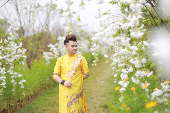 Tuấn Hùng Got Talent dường như đã bớt gai góc khi mang trên mình tà áo dài dân tộc