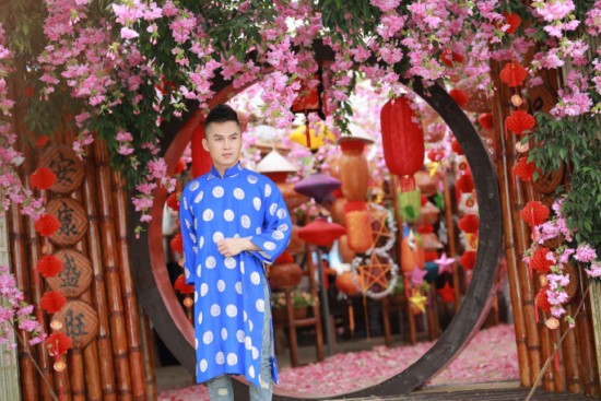 Ca sĩ Du Thiên với ánh nhìn đầy lãng tử, hào hoa