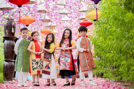 Các mẫu nhí rạng rỡ với trang phục đón Trung Thu đầy màu sắc