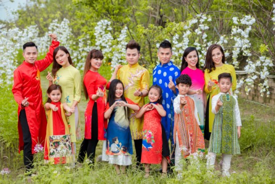 Trong tà áo dài truyền thống đầy màu sắc, các mẫu nhí rạng ngời, vui vẻ.