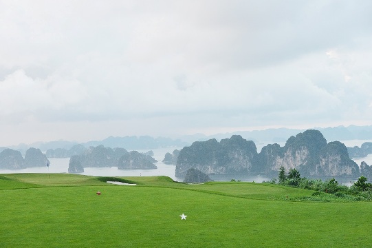 Từ sân golf có thể nhìn toàn cảnh vịnh Hạ Long và thành phố
