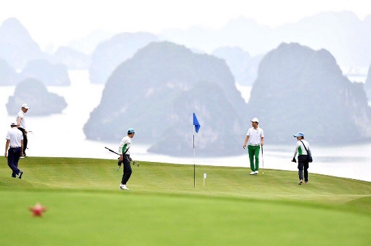 Độ dốc nhấp nhô những quả đồi nhỏ, thoai thoải, tạo nên những đường cong mềm mại cho mặt sân