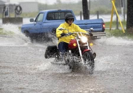 2. Lái xe moto bị sét đánh trúng “của quý”. Ante Djindjic, 29 tuổi, một tay lái moto đến từ Croatia đã hôn mê bất tỉnh khi bị sét đánh trúng “của quý” trong lúc anh đi vệ sinh bên đường. Anh kể lại: “Tôi chẳng nhớ điều gì đã xảy ra. Khi tôi tỉnh dậy thì tôi đã thấy mình đang nằm trong bệnh viện. Các bác sĩ nói rằng tôi bị sét đánh qua người vì tôi đang đi ủng cao su và sét tiếp đất qua “cái ấy” của tôi”.