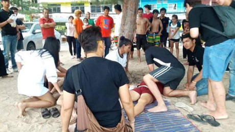 3. Đang hẹn hò giữa trưa nắng, cặp tình nhân bị sét đánh trúng. Sau khi đi dạo trên bãi biển, một cặp đôi ở Thái Lan rủ nhau hóng mát dưới một tán cây cao, rợp bóng. Ngồi chưa được bao lâu, cả hai lấy điện thoại ra để nghịch và lướt mạng xã hội. Lúc đó, bầu trời trong xanh, sáng sủa, không ai ngờ rằng chỉ ít phút sau, trên trời đột nhiên nổ vang, một tia sét đánh trúng xuống cặp tình nhân trẻ tuổi, khiến họ bị thương rất nặng.