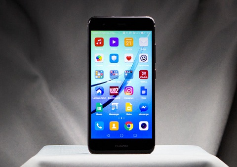 8. Huawei Nova. Với giá niêm yết hiện nay chưa đến 300 euro trên một số cửa hàng trực tuyến, Huawei Nova đủ khả năng cạnh tranh với một số mô hình cao cấp nhờ chip Snapdragon 625 tốc độ 2 Ghz với hiệu suất tuyệt vời kết hợp tuổi thọ pin bền. Đây là mô hình được đánh giá cao về ảnh chụp, mặc dù nhược điểm trong điều kiện ánh sáng yếu. Điểm đánh giá: 8,45/10. Giá nhà sản xuất: 299 euros (khoảng 8 triệu đồng). 