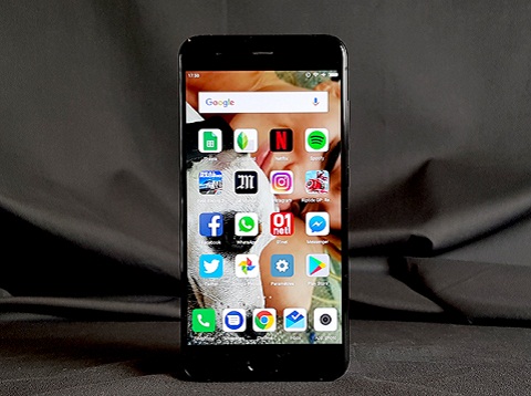 4. Xiaomi Mi6. Mặc dù hiệu suất ngang bằng một số mô hình cao cấp đang bán trên thị trường nhưng giá của Mi6 ít hơn 300 euro. Tuy nhiên, giống như Mi5, điện thoại này không tương thích với tần số 4G 800 MHz. Điểm đánh giá : 8,71/10. Giá nhà sản xuất : 380 euros (khoảng 10 triệu đồng).  