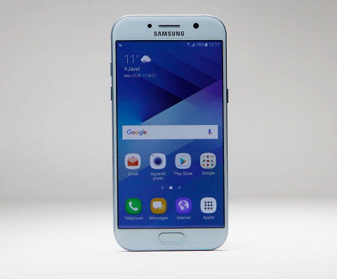 3. Samsung Galaxy A5 (phiên bản 2017). Khó tìm thấy lỗi đối với Galaxy A5 phiên bản 2017. Hiệu suất tuyệt vời và trải nghiệm người dùng gần như hoàn hảo. Một thiết bị tuyệt vời dành cho những người muốn sở hữu một điện thoại thông minh chất lượng và không lo bị hư hỏng. Điểm đánh giá : 8,74/10. Giá nhà sản xuất : 429 euros (khoảng 11,5 triệu đồng).  