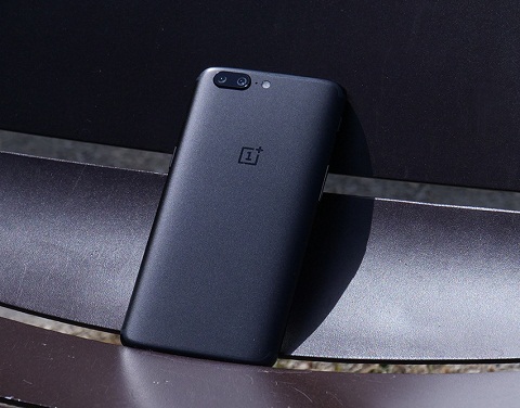 1. OnePlus 5 bản 6 GB. OnePlus giành vị trí đứng đầu bảng xếp hạng với OnePlus 5. Mô hình này được trang bị Snapdragon 835, một trong những bộ vi xử lý mạnh nhất hiện nay, 6 GB bộ nhớ RAM và 64 GB bộ nhớ trong. Dù không sở hữu màn hình cạnh viền nhưng bù lại, OnePlus 5 trang bị cảm biến ảnh kép - với chế độ chân dung gần với iPhone 7 Plus và tuổi thọ pin tuyệt vời. Điểm đánh giá: 9,39 /10. Giá nhà sản xuất: 499 euros (khoảng 13 triệu đồng). 