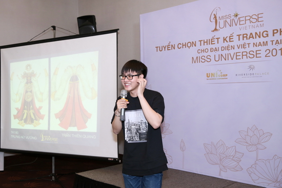 Thí sinh thuyết trình trước Ban giám khảo về tác phẩm của mình