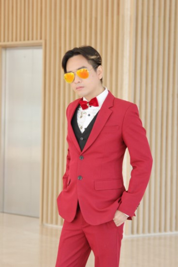 Xuất hiện tại một sự kiện, nam ca sĩ Việt Quang thu hút sự chú ý khi diện cây đỏ nổi bật cùng kiểu tóc hai mái huyền thoại một thời.