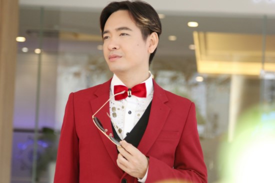 Việt Quang xuất hiện với kiểu tóc &quot;hai mái&quot; một thời