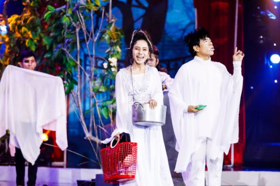 Hết xuống âm phủ diễn hài, tuần này đội Ngẫu Nhiên đã dẫn khán giả đến nghĩa địa cùng tham gia Làng ma mở hội. 
