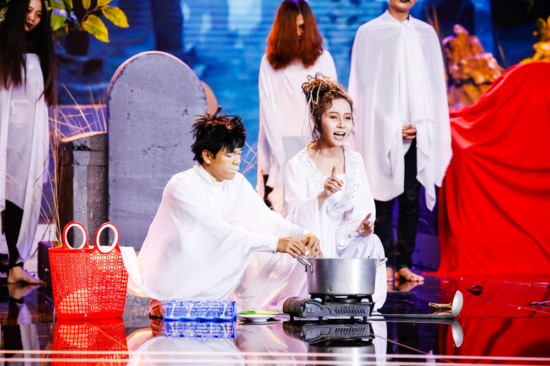 Trong tiểu phẩm, Hoàng Hải hóa thân thành MC cho cuộc thi Làng ma mở hội, một cuộc thi nhằm tìm kiếm tài năng ma lên đứng đầu nghĩa địa trong vòng 1 năm. 