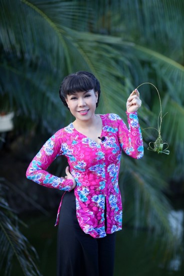 Vào những ngày không có lịch quay hình, quay phim, Việt Hương thường tự mình tổ chức đi từ thiện ở khắp nơi, thăm các em nhỏ ở những vùng sâu vùng xa. 