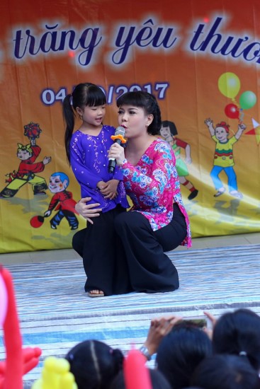 Việt Hương đã rất vui vì năm nay mình tham gia một chương trình chỉnh chu cho các bé thiếu nhi.