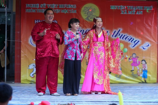 Chương trình còn được sự ủng hộ nhiệt tình của nhiều mạnh thường quân, các anh, chị, em nghệ sĩ như anh Hoàng Mập làm chú cuội, ca sĩ Vũ Uyên Nhi làm chị Hằng.