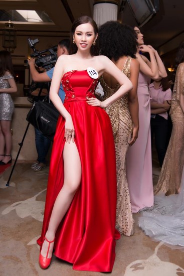 Thanh Trang trong buổi ra mắt Top 70 Hoa Hậu Hoàn Vũ 2017.