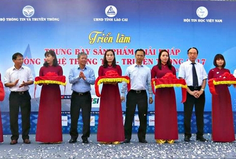 Khai mạc triển lãm trưng bày sản phẩm, giải pháp CNTT-TT tại Lào Cai